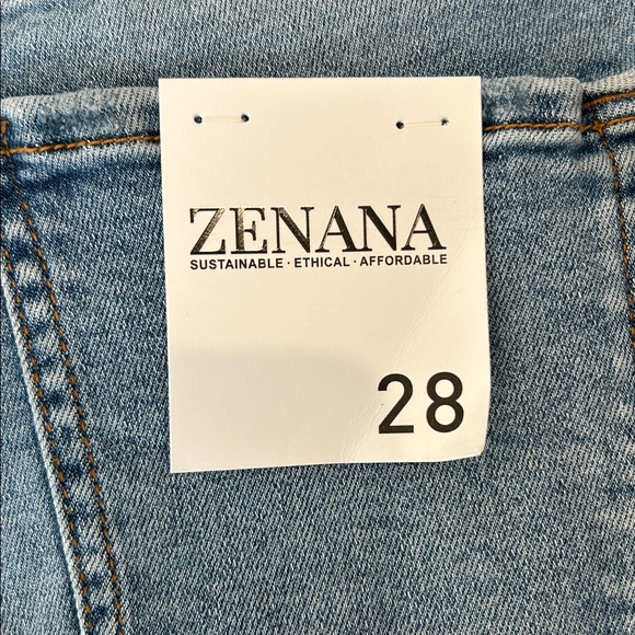 NWT Distressed Cropped Zenana Jeans Size 28 - Picture 3 of 6